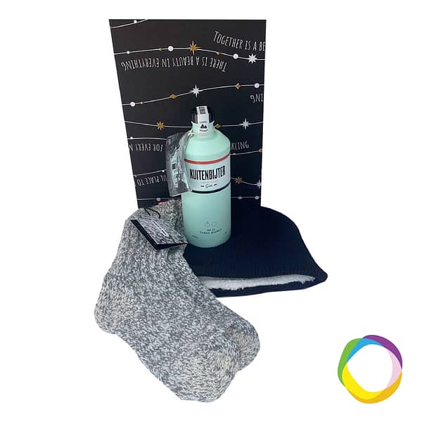 Gift box Gin & Winter Pick-me-up during cold winter evenings: Kuitenbijter gin 50cl (Kuitenbijter is a spicy micro batch gin that was flavored by means of slow dripping), Norwegian socks 100% anti sting guarantee a gift that warms you. No more cold feet. Made of ECO wool, wonderfully warm hat. Personalization possible on socks and hat. Ask our options. Magnus Business Gifts is your partner for merchandising, gadgets or unique business gifts since 1967. Certified with Ecovadis gold!