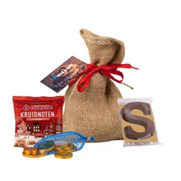 Chocolate with logo Sinterklaasmix Jute bag filled with Sinterklaas mix, something tasty for everyone. Spiced nuts, shoe letter and chocolate coins. Dimensions: length 15 centimeters - width 3 centimeters - height 25 centimeters Delivery time 2 weeks - 45 pieces in a box Magnus Business Gifts is your partner for merchandising, gadgets or unique business gifts since 1967. Certified with Ecovadis gold!