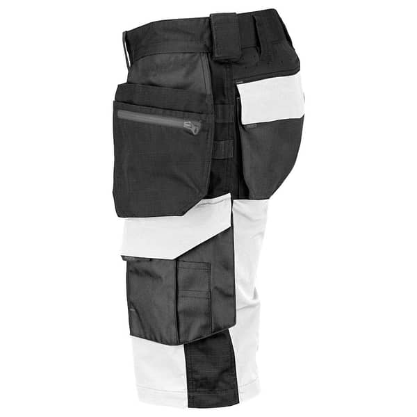 Projob Short with logo Short fully stretchy for more comfort and freedom of movement. Modern fit: narrow legs. The sides at the top are not stretchy to give the trousers stability. Ventilation at the waist through perforated waistband. Spacious leg pockets on both sides, telephone pocket with magnetic closure. Left pocket: leg pocket for tools and pens. Available color: White, Navy, Grey, Black Material 1: 65% polyester, 35% cotton 240gr Material 2: 100% polyester 210gr Material 3: 91.5% nylon, 8.5% spandex 240gr Material 4: 100% polyamide 230gr Reinforcements: 89% Cordura®, 11% spandex Magnus Business Gifts is your partner for merchandising, gadgets or unique business gifts since 1967. Certified with Ecovadis gold!
