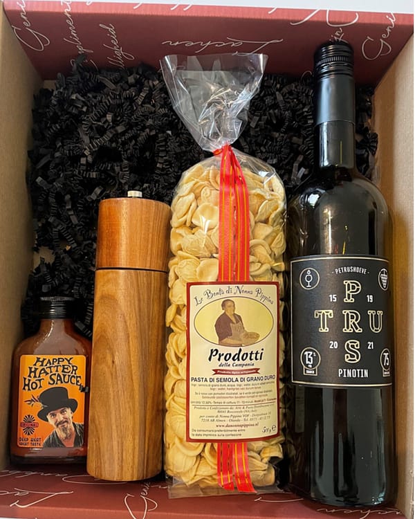 Belgio Italiana pasta Gift Box Belgium Red wine Pinotin Petrushoeve Pasta Belgian hot sauce Pepper mill Cutting board Wrapped in a beautiful gift box🎁 Price per package: 39.95€ Magnus Business Gifts is your partner for merchandising, gadgets or unique business gifts since 1967. Certified with Ecovadis gold!