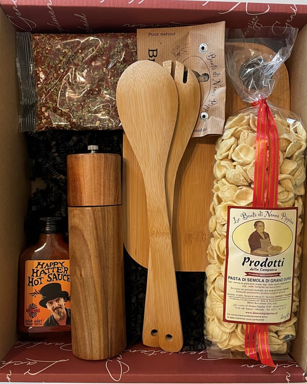 Mangia Bene Ridi Spesso Ama Molto Gift Box Pasta Hot sauce   Italian spices Cutting board Pepper mill Fork & knife Wrapped in a beautiful gift box Price per package: 34.91€ Magnus Business Gifts is your partner for merchandising, gadgets or unique business gifts since 1967. Certified with Ecovadis gold!