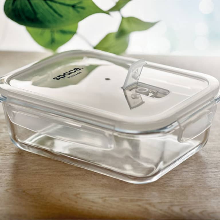 Lunchbox with logo PRAGA High silicate glass lunchbox with logo and air tight locking lid in PP. Suitable for microwave. Capacity 900 ml. Depending on the surface we can use embroidery, engraving, 360° imprint or screen print.