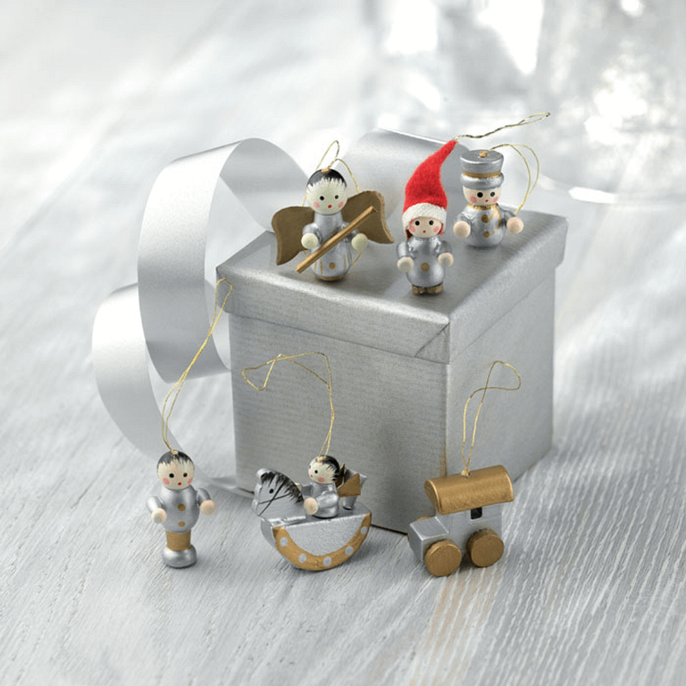 Christmas gadget Decoration HELSINBORG Set of 6 wooden Christmas tree hangers presented in a cardboard box with clear lid. Available color: Multicolor Dimensions: 20X5X1CM Width: 5 cm Length: 20 cm Height: 1 cm Volume: 0.235 cdm3 Gross Weight: 0.03 kg Net Weight: 0.012 kg Magnus Business Gifts is your partner for merchandising, gadgets or unique business gifts since 1967. Certified with Ecovadis gold!