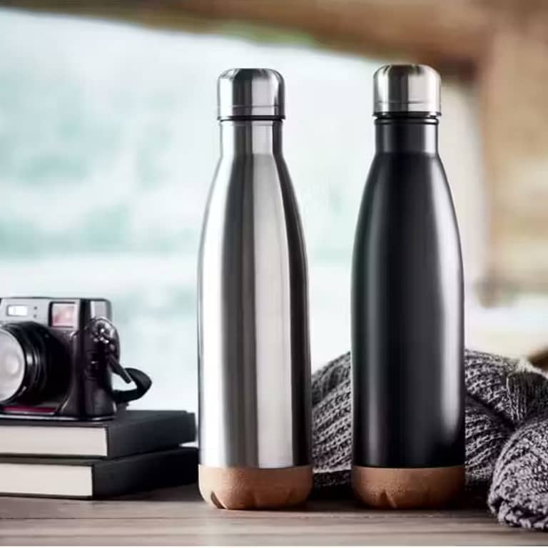 Water bottle with logo ASPEN KURK Water bottle with logo double wall stainless steel. Vacuum bottle with cork base detail. Capacity: 600 ml. Leak free. Depending on the surface we can use embroidery, engraving, 360° imprint or screen print.