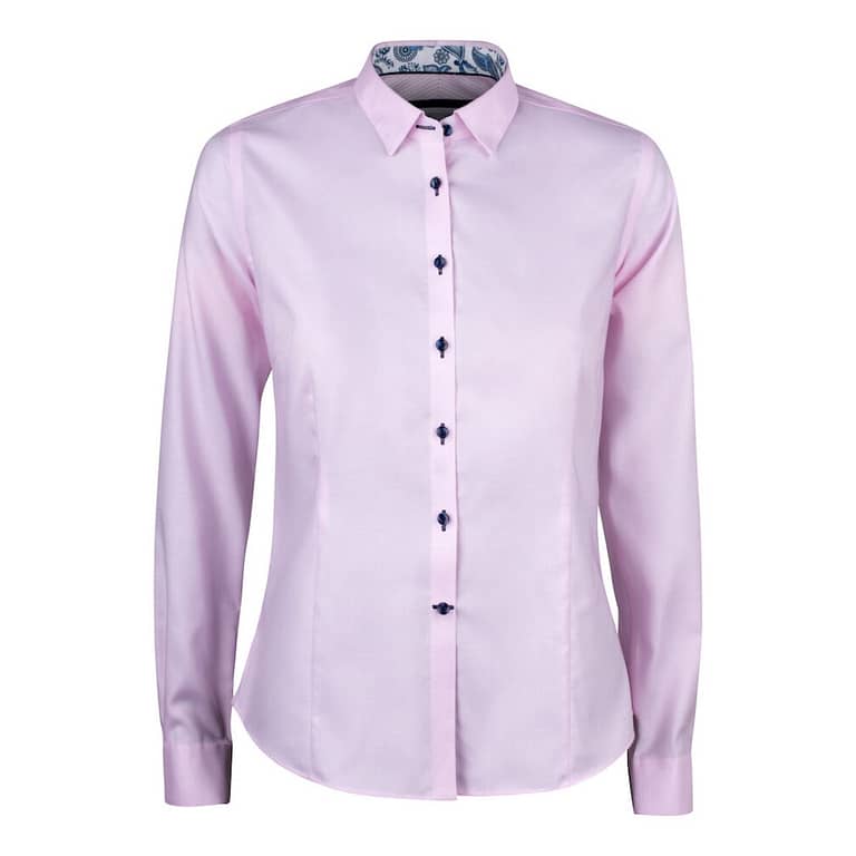 Woman shirt with logo -Sharp, colorful & playful is the definition! A two-tone pinhead oxford weave gives the shirt a luxurious structure. The extreme cut-away collar sets the edge, and the modern, colorful contrast details, playâ€™s it off. What you cannot see behind the scenes, is of course where the real magic happens.Â  Magnus Business Gifts is your partner for merchandising, gadgets or unique business gifts since 1967. Certified with Ecovadis gold!