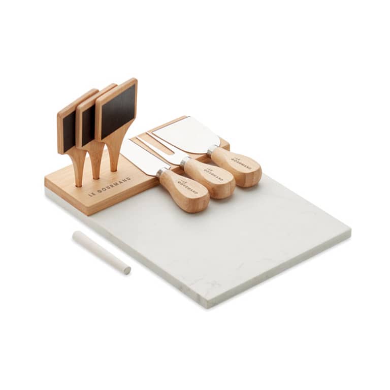 Gadget with logo Cheese serving platter BANLI Marble cheese serving board with 3 bamboo and stainless steel cheese knives and 3 appetizer markers and 1 chalk. The bamboo part gives the whole board a natural look. With the three different cheese knives and appetizer markers you can present your cheeses or other snacks at a party or dinner in style. Includes chalk to write on the markers. The whole set is presented in gift box. Bamboo is a natural product, there may be slight variations in colour and size per item, which can affect the final decoration outcome. Magnus Business Gifts is your partner for merchandising, gadgets or unique business gifts since 1967. Certified with Ecovadis gold!