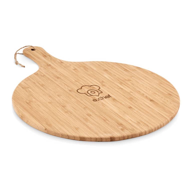 Gadget with logo Cutting board SERVE Cutting board in bamboo wood with convenient serving handle. Ideal for serving food and snacks during parties. Cut vegetables on it or present it as a large cheese board. With a diameter of 31cm it is large enough to also serve pizza on. When you are not using the cutting board, you can hang it up by its jute hanging cord. Dimensions: Ø31.5X43.5X0.9CM Width: 0.9 cm Height: 43.5 cm Diameter: 31.5 cm Volume: 1.671 cdm3 Gross Weight: 0.542 kg Net Weight: 0.482 kg Magnus Business Gifts is your partner for merchandising, gadgets or unique business gifts since 1967. Certified with Ecovadis gold!
