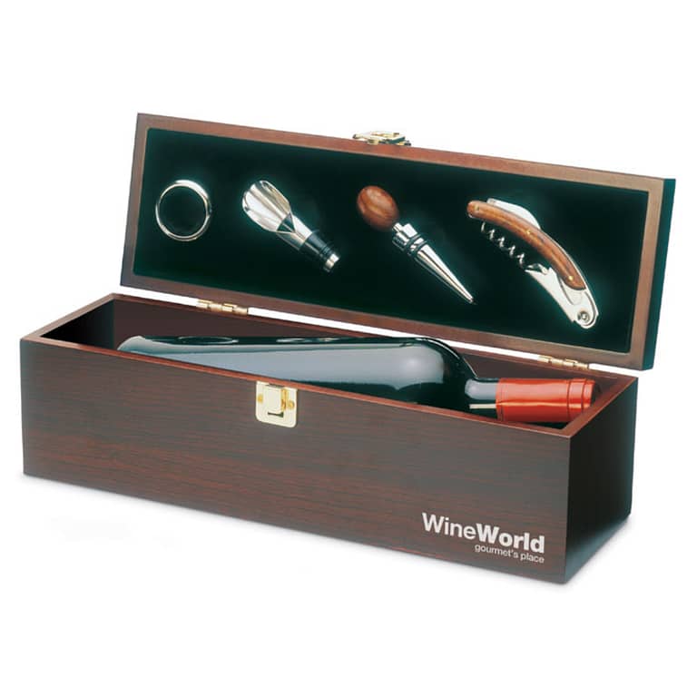 Wine accessoire with logo gift box set COSTIERES Wine set in wooden gift box with space for one wine bottle. Includes bottle collar, pourer, stopper, and corkscrew. Wine bottle not included. Available color: Wood Dimensions: 36,5X12X11 CM Width: 12 cm Length: 36.5 cm Height: 11 cm Volume: 7.691 cdm3 Gross Weight: 1.295 kg Net Weight: 1.007 kg Magnus Business Gifts is your partner for merchandising, gadgets or unique business gifts since 1967. Certified with Ecovadis gold!