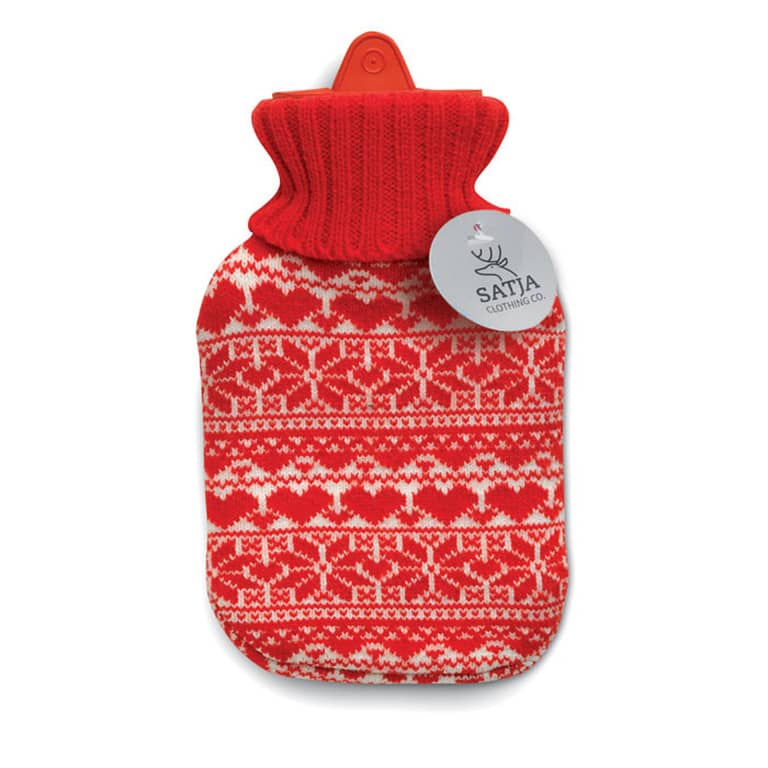 Christmas gadget Hot water bottler AALBORG Hot water bottle with logo with jersey in Nordic design. Used to provide warmth, typically whilst in bed, but also for the application of heat to a specific part of the body. 310 ml capacity. Available color: Red Dimensions: 20X12 CM Width: 12 cm Length: 20 cm Volume: 0.839 cdm3 Gross Weight: 0.225 kg Net Weight: 0.206 kg Magnus Business Gifts is your partner for merchandising, gadgets or unique business gifts since 1967. Certified with Ecovadis gold!
