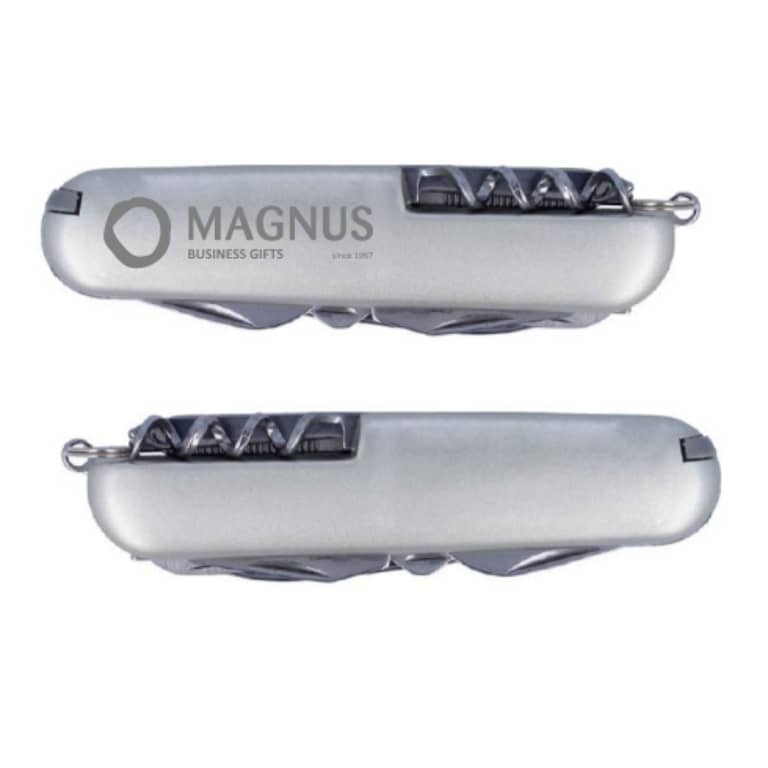 Gadget with logo Multitool knife MCGREGOR Steel multi-function pocket knife with logo with an ABS surface. 13 functions. Available color: Silver Dimensions: 8,5X2,3X1,8 CM Width: 2.3 cm Length: 8.5 cm Height: 1.8 cm Volume: 0.098 cdm3 Gross Weight: 0.107 kg Net Weight: 0.098 kg Magnus Business Gifts is your partner for merchandising, gadgets or unique business gifts since 1967. Certified with Ecovadis gold!