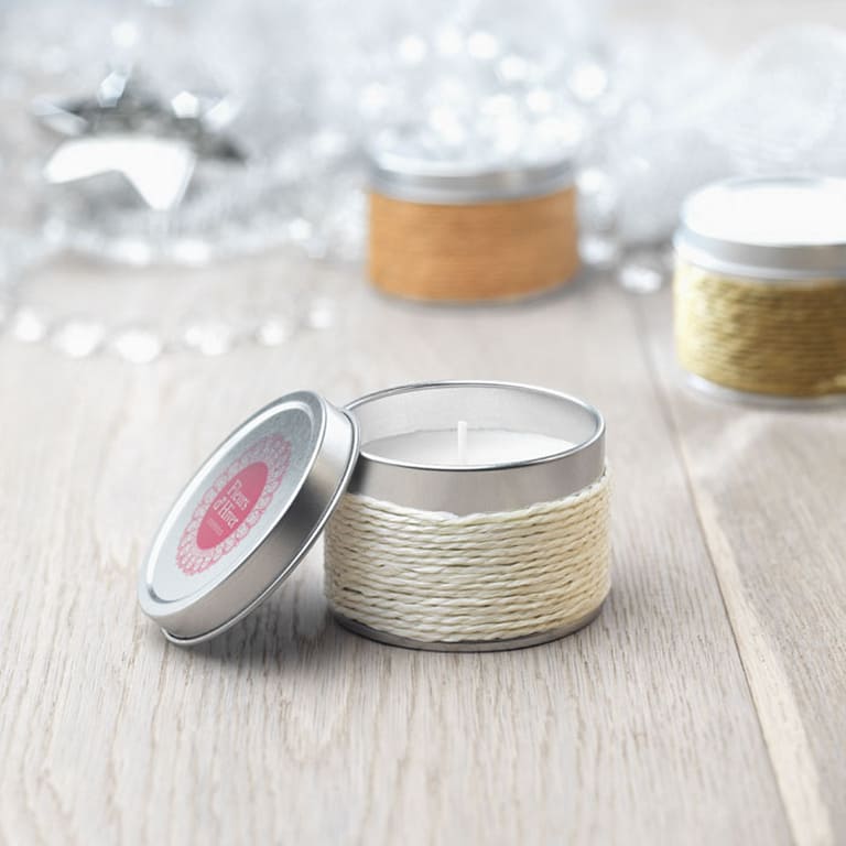 Gadget with logo Candle DELICIOUS Fragranced candle in decorative tin box. Available color: White, Beige, Yellow, Lime, Orange, Brown Dimensions: Ø6X4,2 CM Height: 4.2 cm Diameter: 6 cm Volume: 0.314 cdm3 Gross Weight: 0.107 kg Net Weight: 0.092 kg Magnus Business Gifts is your partner for merchandising, gadgets or unique business gifts since 1967. Certified with Ecovadis gold!