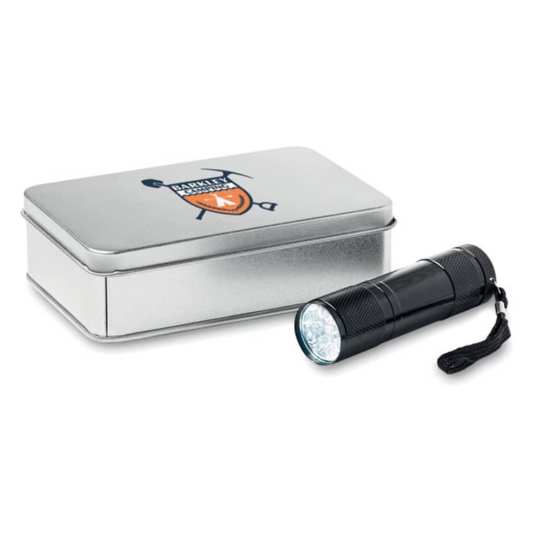 Gadget with logo Torch LED PLUS 9 LED aluminium torch with logo. Delivered with 3xAAA batteries and a detachable strap. Presented in tin box. Available color: Black Dimensions: Ø2,5X8,5 CM Height: 8.5 cm Diameter: 2.5 cm Volume: 0.8 cdm3 Gross Weight: 0.197 kg Net Weight: 0.152 kg Magnus Business Gifts is your partner for merchandising, gadgets or unique business gifts since 1967. Certified with Ecovadis gold!