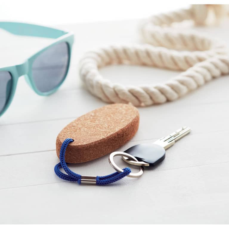 Gadget with logo Key ring BOAT Oval floating cork key ring with braided rope. The compressed cork material will keep your keys floating safely when they accidentally drop in the water. The braided rope with metal closing gives it a luxurious and nautical look. Available color: Royal Blue, Black Dimensions: 9X4X1,5CM Width: 4 cm Length: 9 cm Height: 1.5 cm Volume: 0.093 cdm3 Gross Weight: 0.018 kg Net Weight: 0.014 kg Magnus Business Gifts is your partner for merchandising, gadgets or unique business gifts since 1967. Certified with Ecovadis gold!