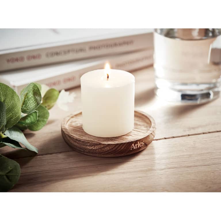 Gadget with logo Candle PENTAS Round shaped wooden decorative base with vanilla fragranced candle with logo. Burn time: 12 hours. Set the perfect mood at home with some candles. The wooden plate will give a stylish and natural look to your home. Wood is a natural product, there may be slight variations in colour and size per item, which can affect the final decoration outcome. Dimensions: Ø9X6.8CM Height: 6.8 cm Diameter: 9 cm Volume: 0.74 cdm3 Gross Weight: 0.152 kg Net Weight: 0.114 kg Magnus Business Gifts is your partner for merchandising, gadgets or unique business gifts since 1967. Certified with Ecovadis gold!