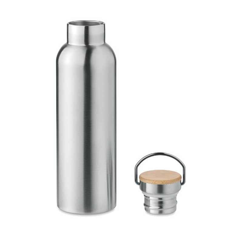 Water bottle with logo HELSINKI MED Double wall Stainless Steel insulating vacuum water bottle with logo with bamboo lid and carry handle. Capacity: 750 ml. Leak free.  Keep your drinks cold or hot with this insulated bottle. Bring your favourite coffee, tea or hot chocolate with you by carrying the flask by its handle. The bamboo lid gives this stainless steel flask a nice, natural touch. Available color: Matt Silver Dimensions: Ø7X26CM Height: 26 cm Diameter: 7 cm Volume: 2.15 cdm3 Gross Weight: 0.45 kg Net Weight: 0.372 kg Magnus Business Gifts is your partner for merchandising, gadgets or unique business gifts since 1967. Certified with Ecovadis gold!