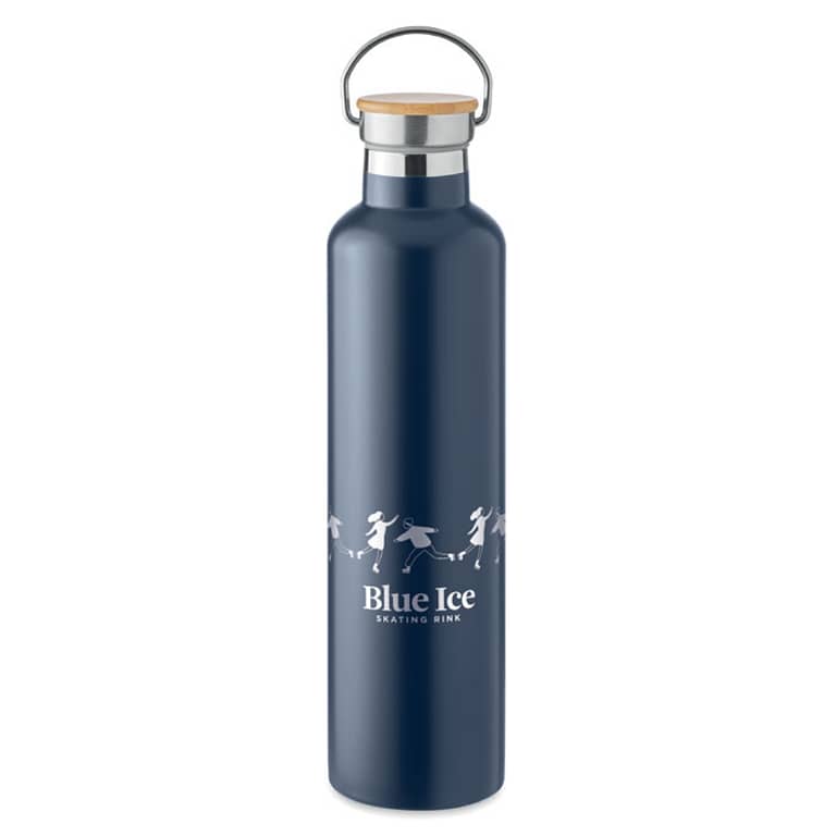 Water bottle with logo HELSINKI LARGE Double wall Stainless Steel insulating vacuum water bottle with logo with bamboo lid and carry handle. Capacity: 1L. Keep your drinks cold or hot with this insulated bottle. Bring your favourite coffee, tea or hot chocolate with you by carrying the flask by its handle. The bamboo lid gives this stainless steel flask a nice, natural touch. Available color: Dark Navy, Matt Silver, Black Dimensions: Ø8X31.5CM Height: 31.5 cm Diameter: 8 cm Volume: 3.2 cdm3 Gross Weight: 0.567 kg Net Weight: 0.469 kg Magnus Business Gifts is your partner for merchandising, gadgets or unique business gifts since 1967. Certified with Ecovadis gold!