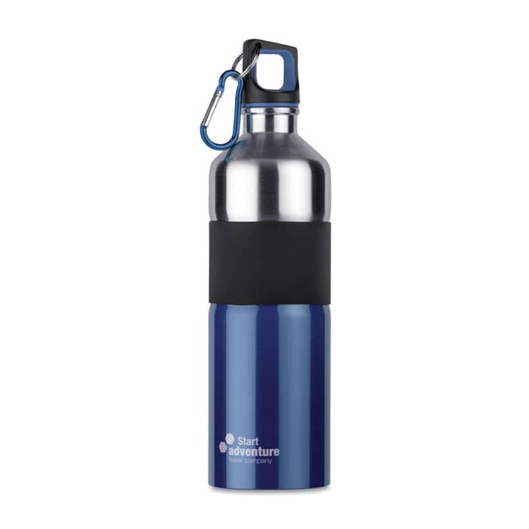 Water bottle with logo TENERE Single wall bicolour stainless steel water bottle with logo with rubber grip and carabiner hook. Capacity: 750 ml. Leak free. The carabiner is not for climbing (non professional use). Available color: Blue, Black, Red, Matt Silver Dimensions: Ø7X26,5 CM Height: 26.5 cm Diameter: 7 cm Volume: 1.764 cdm3 Gross Weight: 0.204 kg Net Weight: 0.162 kg Magnus Business Gifts is your partner for merchandising, gadgets or unique business gifts since 1967. Certified with Ecovadis gold!