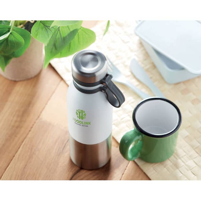 Water bottle with logo ICELAND Double wall stainless steel powder coated flask with silicone grip for easy carry. Capacity: 600 ml. Leak free. Available color: White, Black, Royal Blue, Grey Dimensions: Ø7X24CM Height: 24 cm Diameter: 7 cm Volume: 1.928 cdm3 Gross Weight: 0.373 kg Net Weight: 0.319 kg Magnus Business Gifts is your partner for merchandising, gadgets or unique business gifts since 1967. Certified with Ecovadis gold!