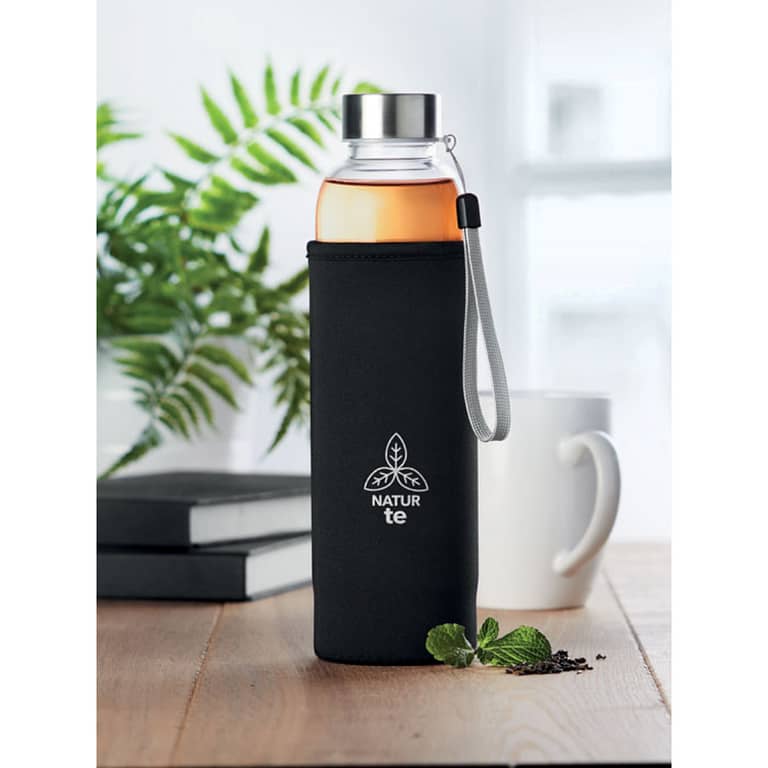 Water bottle with logo UTAH TEA Single wall in high borosilicate glass bottle with tea infuser and neoprene pouch. Not suitable for carbonated drinks. Capacity 500 ml. Leak free. Laser engraving is not possible on borosilicate glass. Available color: Black Dimensions: Ø6X24CM Height: 24 cm Diameter: 6 cm Volume: 1.723 cdm3 Gross Weight: 0.415 kg Net Weight: 0.358 kg Magnus Business Gifts is your partner for merchandising, gadgets or unique business gifts since 1967. Certified with Ecovadis gold!