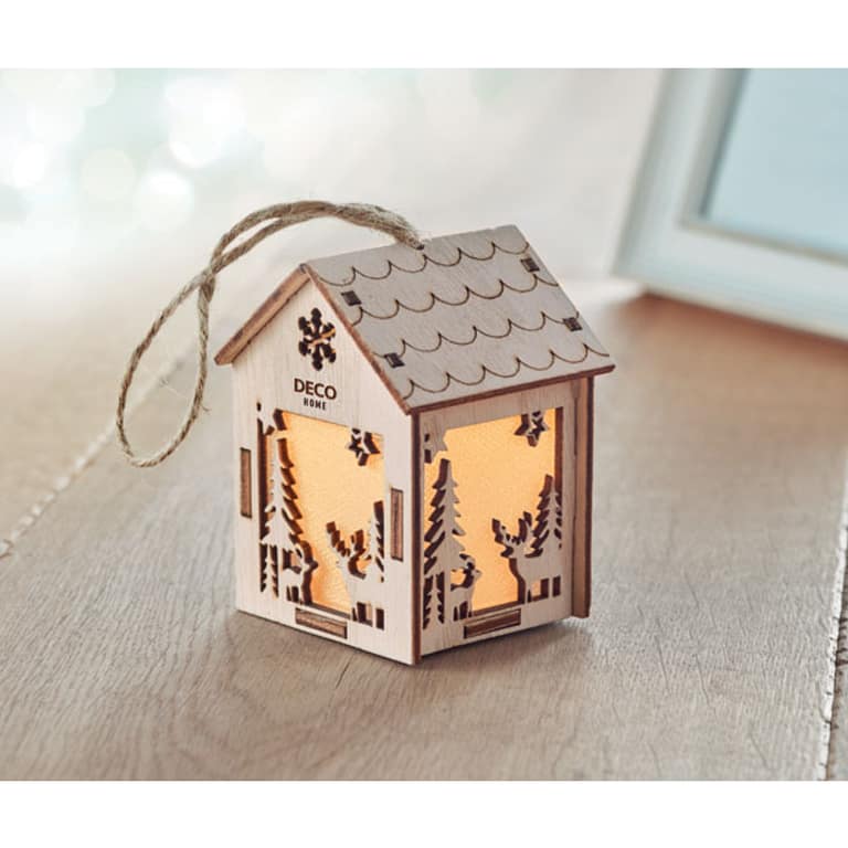 Christmas gadget with logo House Light PONIA MDF decorated house with light inside with Christmas ornaments and hanging cord. Including 3 AG10 batteries. Available color: Wood Dimensions: 5.5X5.2X8 CM Width: 5.2 cm Length: 5.5 cm Height: 8 cm Volume: 0.542 cdm3 Gross Weight: 0.043 kg Net Weight: 0.033 kg Magnus Business Gifts is your partner for merchandising, gadgets or unique business gifts since 1967. Certified with Ecovadis gold!