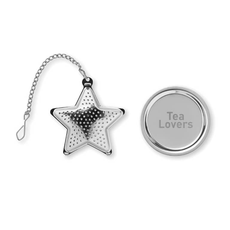 Gadget with logo Loose Leaf Tea filter STARFILTER Loose Leaf Tea infuser/filter in Stainless Steel with Extended Chain and mini plate. Available color: Matt Silver Dimensions: 5X6X1CM Width: 6 cm Length: 5 cm Height: 1 cm Volume: 0.115 cdm3 Gross Weight: 0.027 kg Net Weight: 0.018 kg Magnus Business Gifts is your partner for merchandising, gadgets or unique business gifts since 1967. Certified with Ecovadis gold!