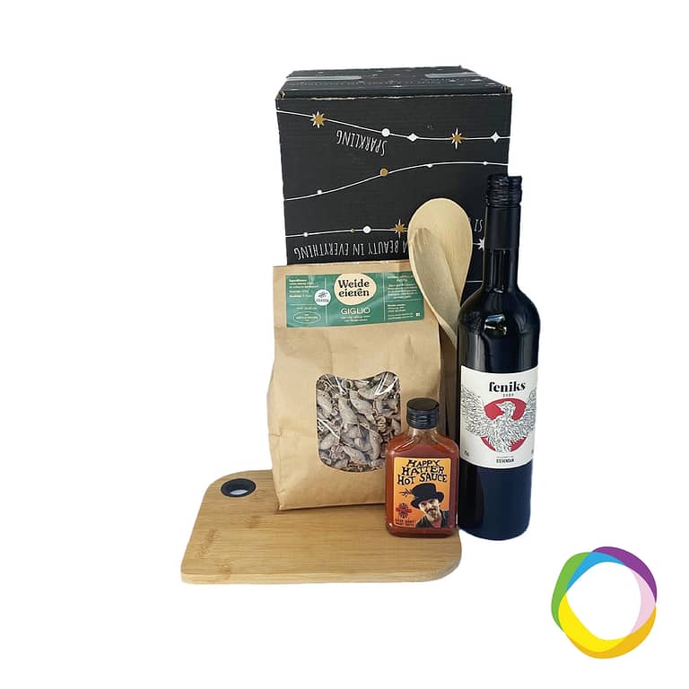 Gift box Pasta & Wine This box contains Belgian pasta & delicious red wine Feniks from De Petrushoeve. Belgian pasta made of meadow eggs & happy hatter hot sauce to give extra spice to your dish. Cutting board in bamboo can be printed with your logo. Magnus Business Gifts is your partner for merchandising, gadgets or unique business gifts since 1967. Certified with Ecovadis gold!