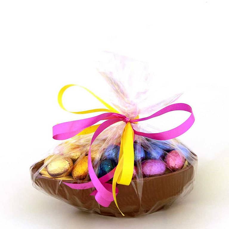 Chocolate with logo Easter egg This cheerful chocolate egg filled with eggs cannot be missed next Easter. Half an egg of Belgian milk chocolate is filled with delicious chocolate Easter eggs. The Easter egg is wrapped in festive cellophane with a bow. With this you really turn Easter into a happy spring party.  The large half egg is 17 cm long. In total you get 350 grams of the best Belgian chocolate with this delicious package. The chocolate egg is filled with cheerfully colored Easter eggs in all kinds of different flavors. So there is something for everyone. Magnus Business Gifts is your partner for merchandising, gadgets or unique business gifts since 1967. Certified with Ecovadis gold!