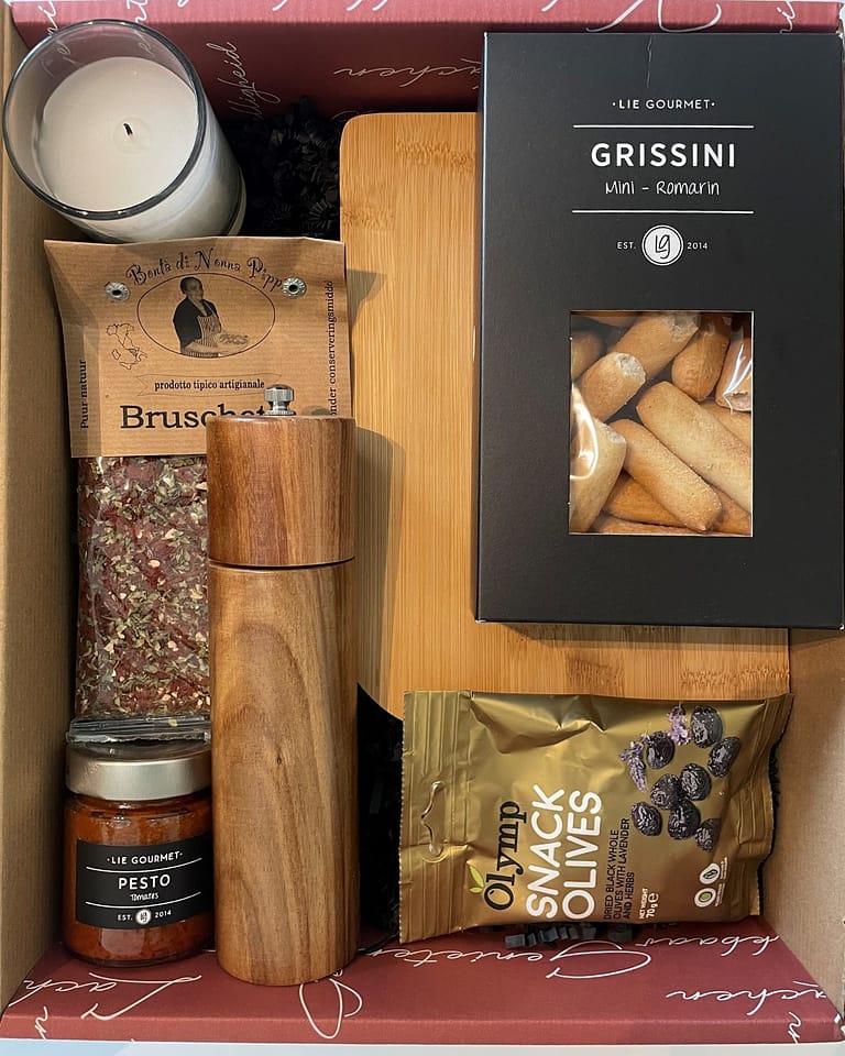 Cosy together Gift Box Pepper mill Bruschetta herbs Cutting board Olives Grissini Pesto rosso Candle Wrapped in a beautiful gift box Price per package: 39.80â‚¬ Magnus Business Gifts is your partner for merchandising, gadgets or unique business gifts since 1967. Certified with Ecovadis gold!