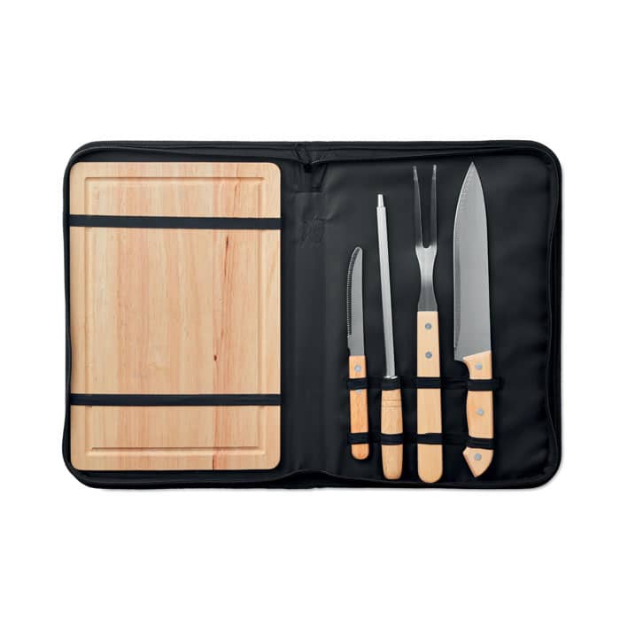 Gadget with logo GRILLE BBQ set Gadget with logo, GRILLE BBQ Set of 4 stainless steel barbecue grilling accessories with cutting board in polyester pouch. Includes a meat cleaver, knife, fork and sharpening bar. Bamboo is a natural product, there may be slight variations in color and size per item, which can affect the final decoration outcome. Available color: Black Dimensions: 36X3X24CM Width: 3 cm Length: 36 cm Height: 24 cm Volume: 3.333 cdm3 Gross Weight: 1.233 kg Net Weight: 1.113 kg Depending on the surface we can use embroidery, engraving, 360Â° imprint or screen print.