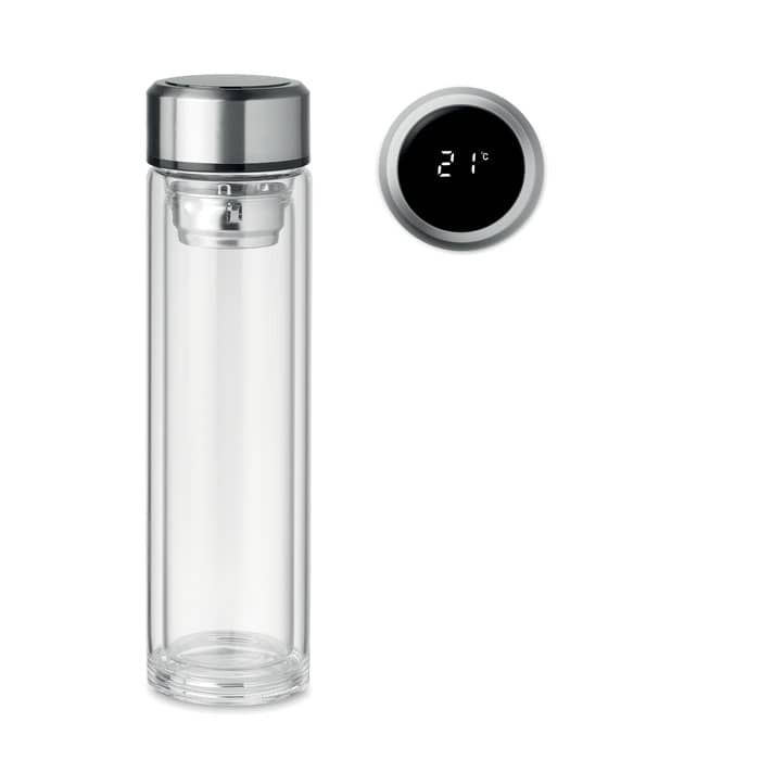 Water bottle with logo POLE GLASS Double wall borosilicate water bottle with logo in glass. It has an LED touch thermometer incorporated in to the top of the lid and tea infuser inside. 1 replaceable CR 2450 battery included. Capacity: 390 ml. Leakfree. Available color: Transparent Dimensions: Ø6X23.5CM Height: 23.5 cm Diameter: 6 cm Volume: 1.536 cdm3 Gross Weight: 0.548 kg Net Weight: 0.466 kg Magnus Business Gifts is your partner for merchandising, gadgets or unique business gifts since 1967. Certified with Ecovadis gold!