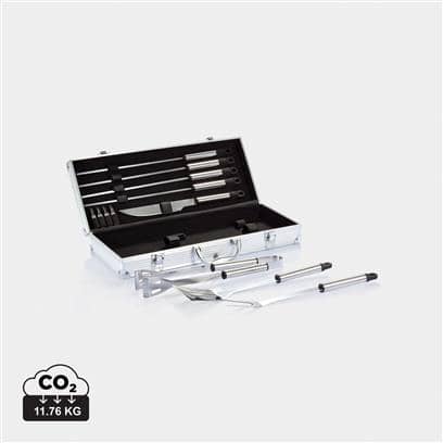 Gadget with logo BBQ 12pcs set Gadget with logo, BBQ 12pcs set in aluminium box. Including 4 pc's skewers, carving knife, 4 corn holders, spatula, carving fork with protection cover and pair of tongs. Packed in aluminium case with hinges and handle. Material: Stainless steel Available colors: Silver/Black Product box size (cm): 44,8 x 8 x 20,8 Depending on the surface we can use embroidery, engraving, 360° imprint or screen print.