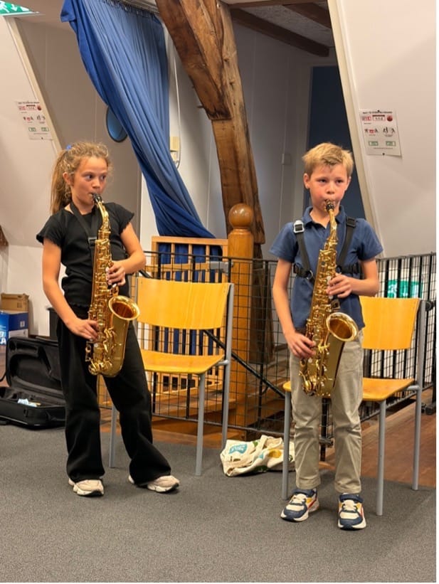 Leerlingen van Jazzlab Zeeland spelen saxofoon